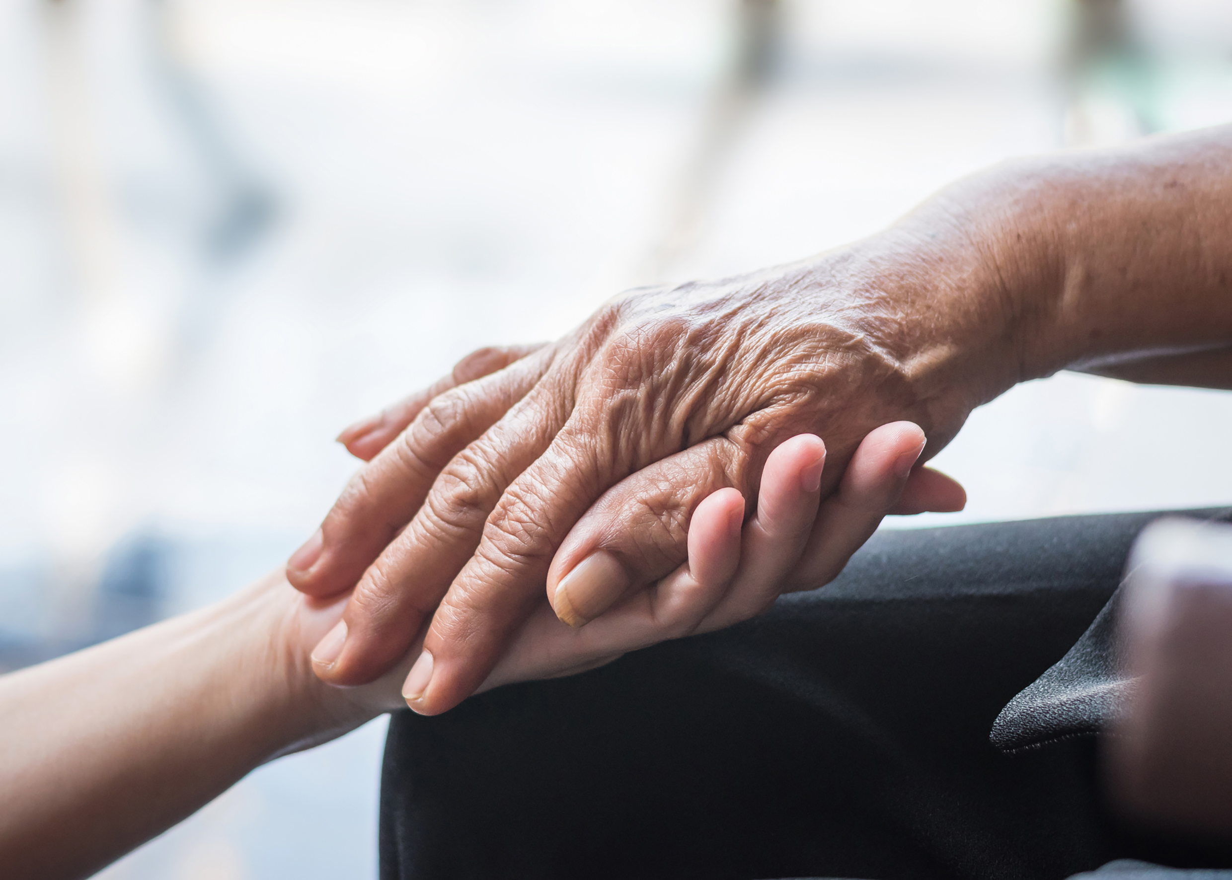 ¿Cómo cuidar a un familiar con Parkinson en casa?