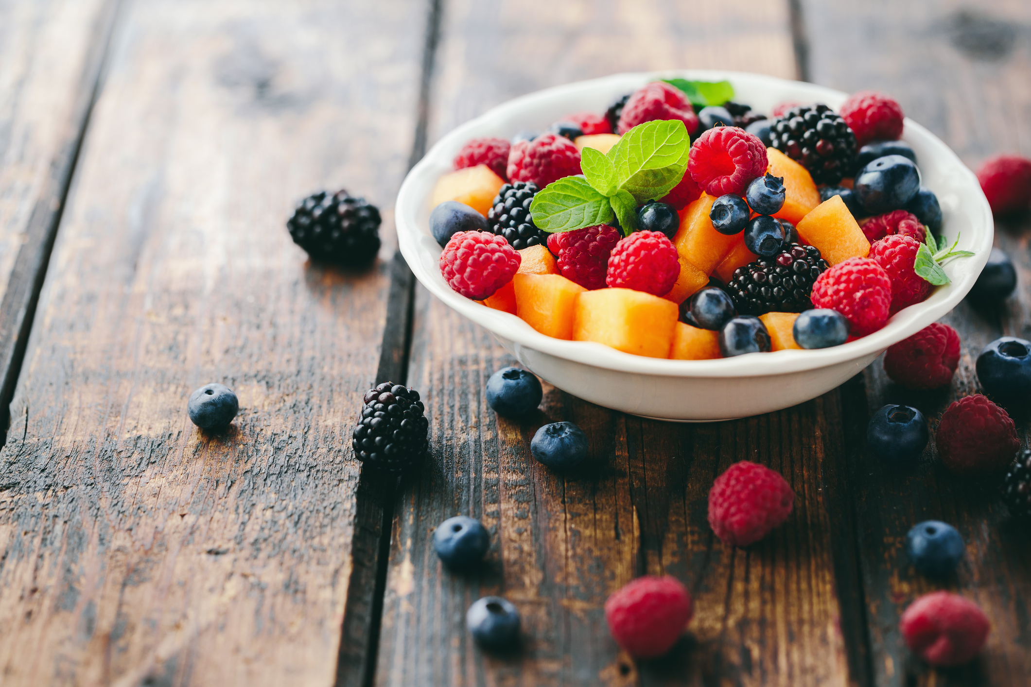 ¿Cómo limpiar y conservar bien los alimentos crudos en verano?