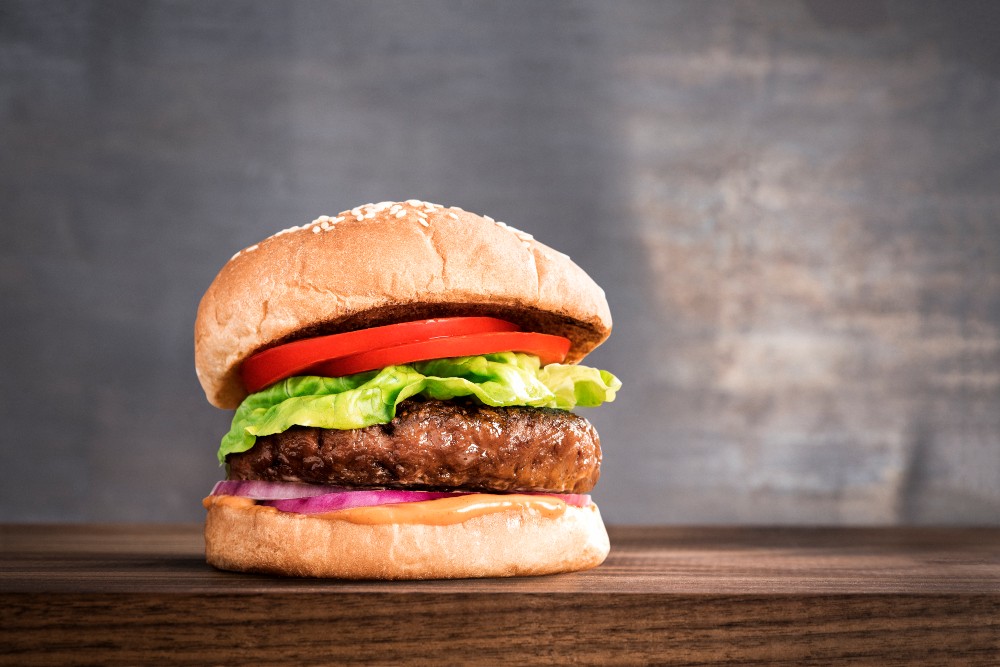 Alimentación sostenible: ¿Cuál es el impacto ambiental de una hamburguesa de carne y de una vegetal?