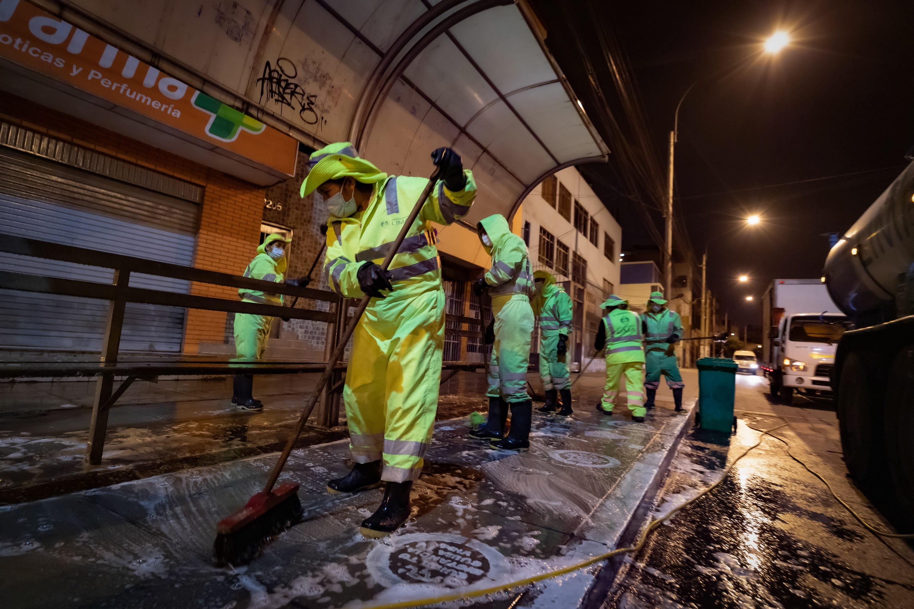 Municipalidad de Lima desinfectó paraderos en 4 km de la Avenida Canadá