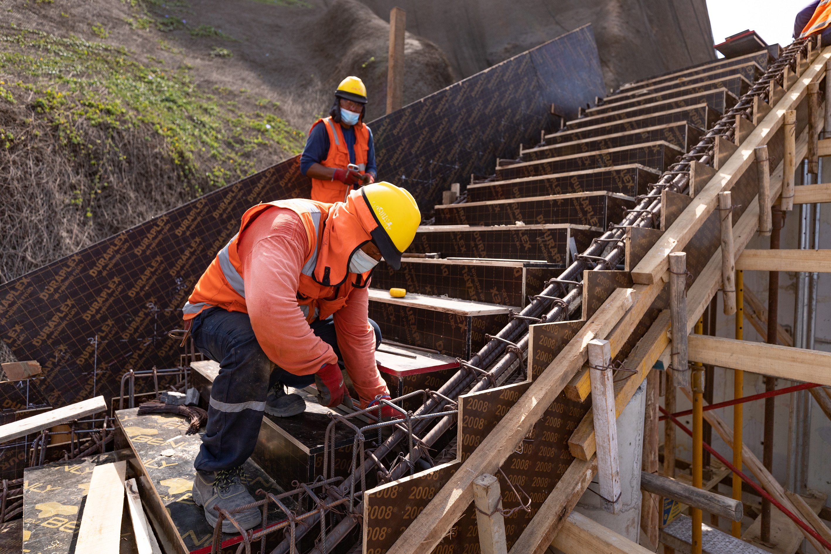 Habilitación de puentes peatonales y escaleras en la Costa Verde presenta un 66% de avance