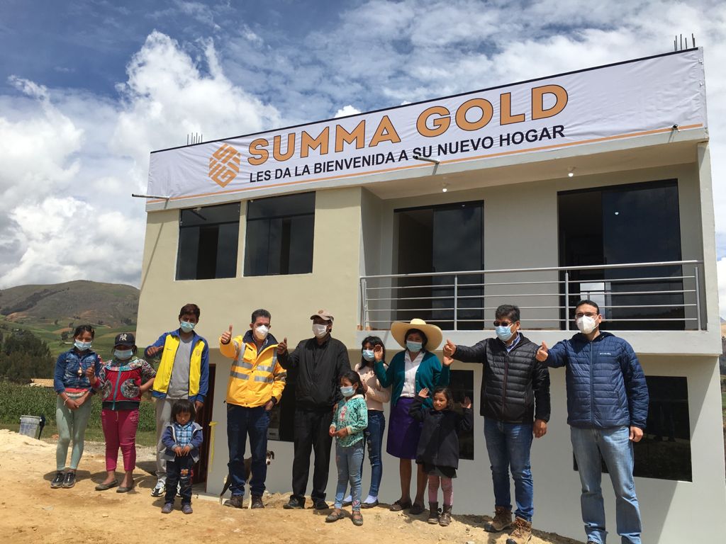 Summa Gold entrega vivienda a familia de nueve hermanos que perdieron a sus padres en accidente
