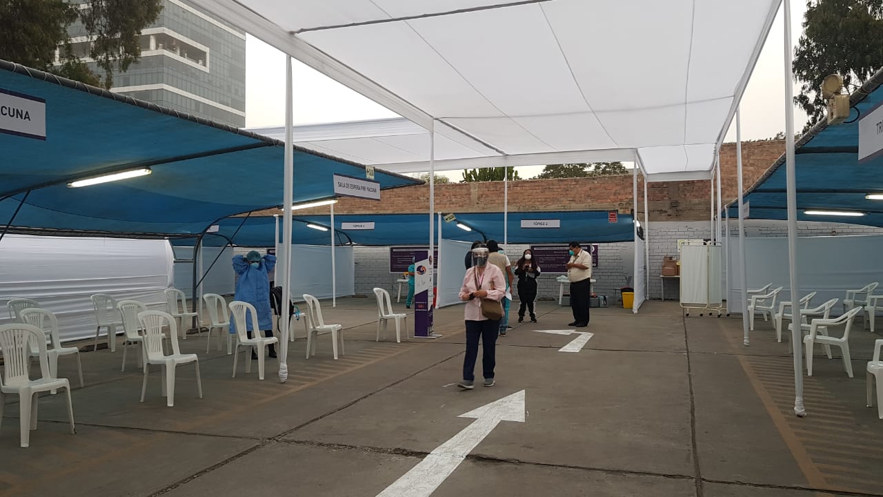 Clínicas San Pablo Surco y San Juan Bautista se suman a la campaña "Pongo el Hombro por el Perú" e inician vacunación de adultos mayores contra la COVID-19