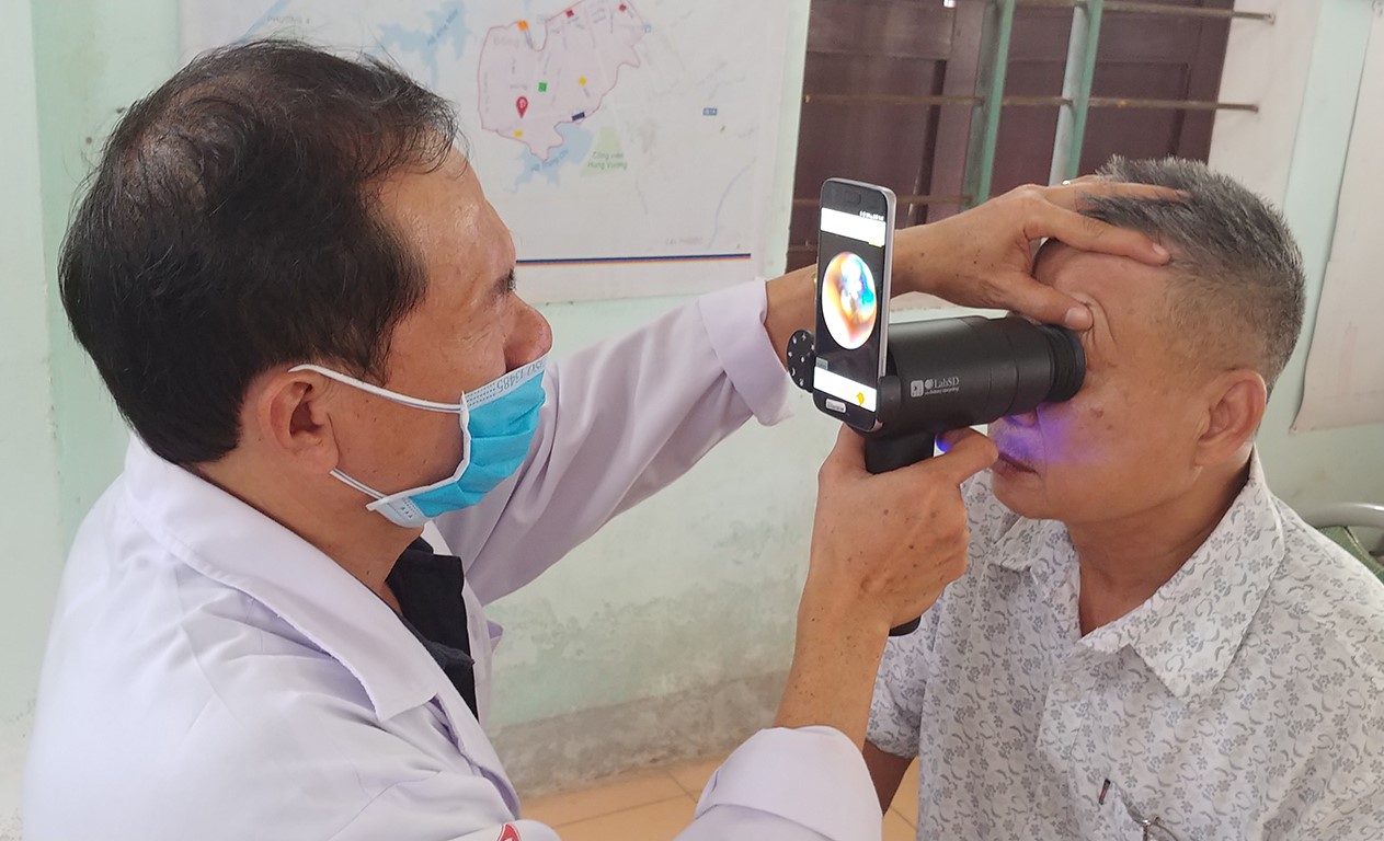 La cámara de fondo de ojo EYELIKE™ de Samsung reutiliza los teléfonos inteligentes Galaxy para lograr el acceso al cuidado de la vista