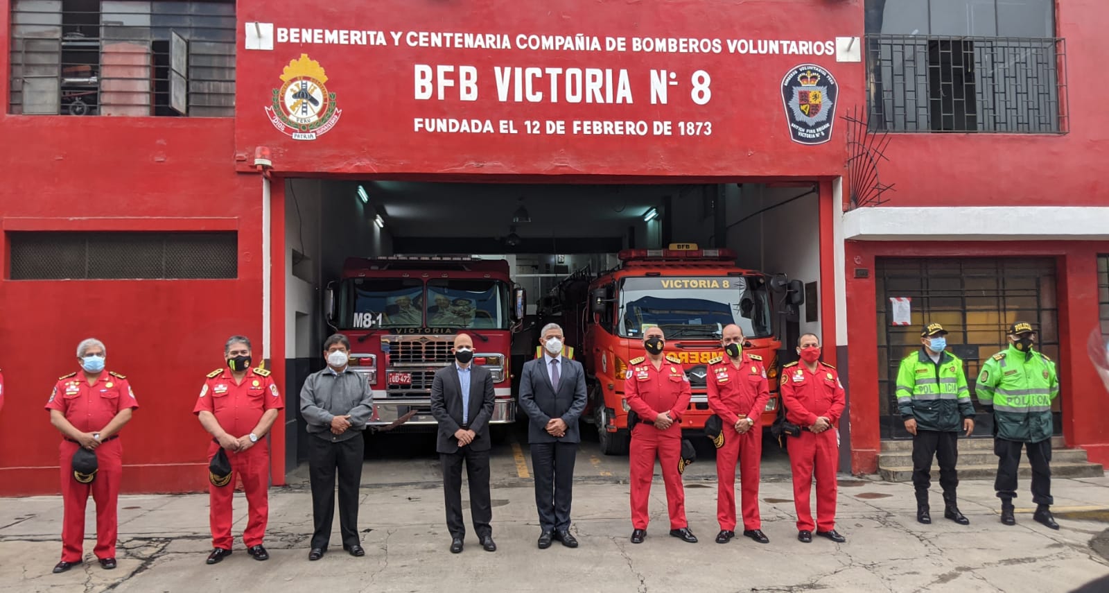 criscesarcollantes wrote: El. Casco me pertenece soy bombero voluntario de  la compañía de bomberos lima 4 en Lima Perú. One sharp looking…