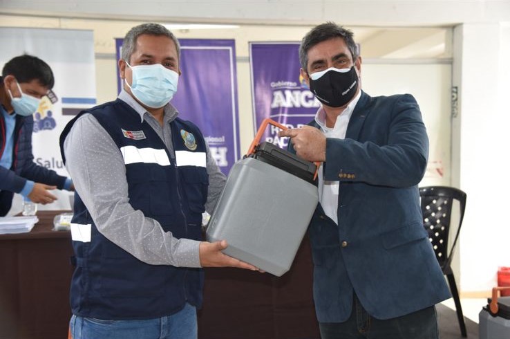 SIDERPERU entrega donación para potenciar el proceso de vacunación en Chimbote