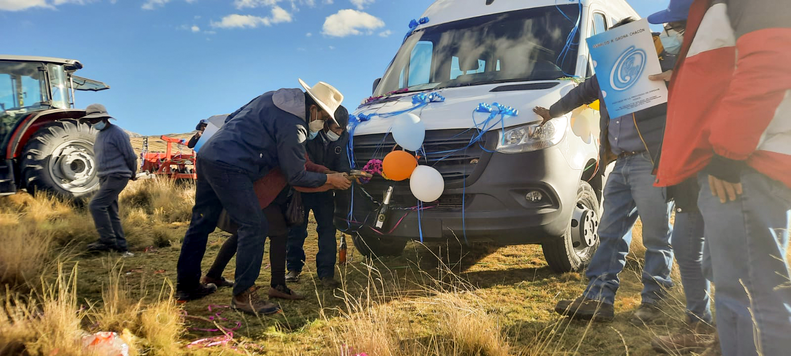Antapaccay entregó vehículo de transporte y tractor agrícola equipado a la comunidad Alto Huarca