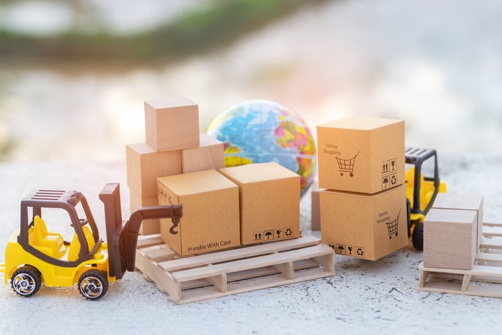 Cómo ahorrar hasta 30% y reducir las emisiones de CO2 cuando se hacen envíos a consumidores