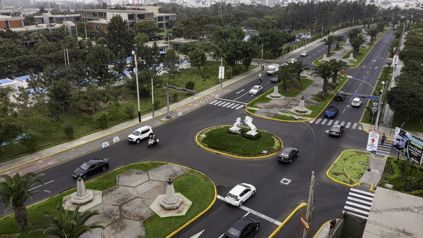 Municipalidad de Lima realizó mantenimiento de pistas en la Av. San Borja Norte