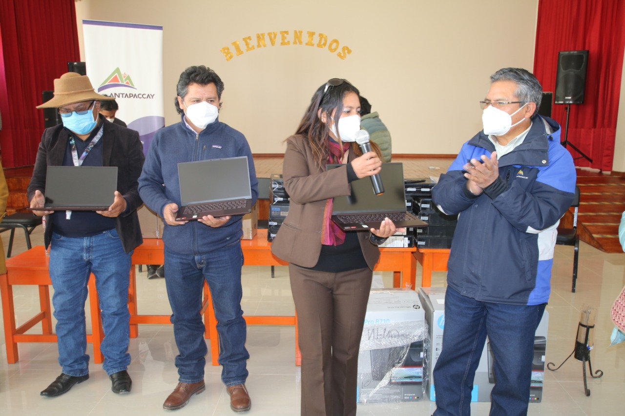 Antapaccay entregó laptops a profesores de comunidad Tintaya Marquiri en Espinar