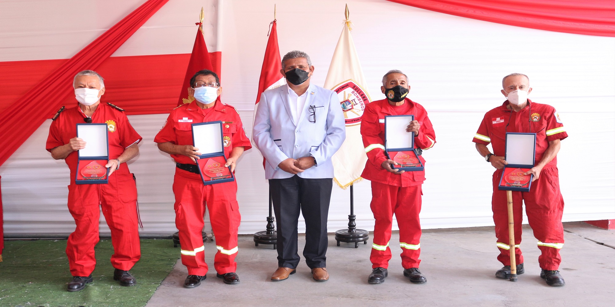 Caja Sullana entrega reconocimiento a bomberos veteranos de la provincia Chirense