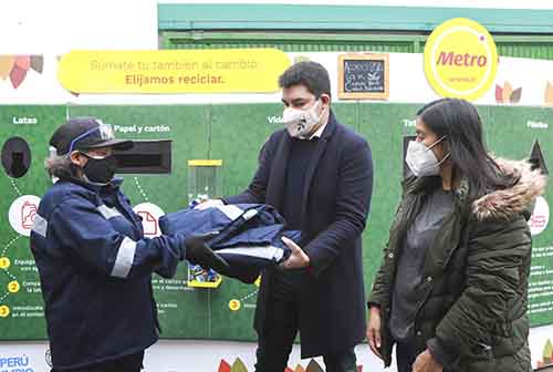 Metro y Ciudad Saludable entregan uniformes confeccionados con prendas de jean a recicladores