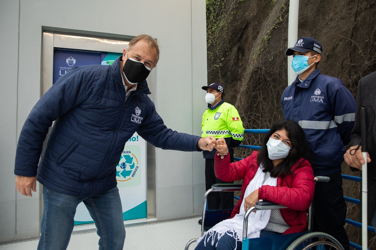 Alcalde Muñoz entrega segundo puente peatonal inclusivo con ascensores en Miraflores