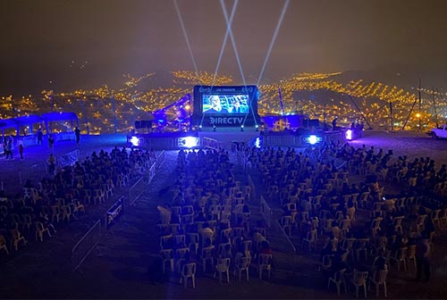 Más de 400 vecinos de Manchay disfrutaron del Cine Itinerante de DIRECTV