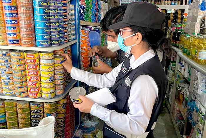 Chimbote: Sanipes incautó más de 2200 latas de conserva adulteradas y vencidas en el mercado La Perla