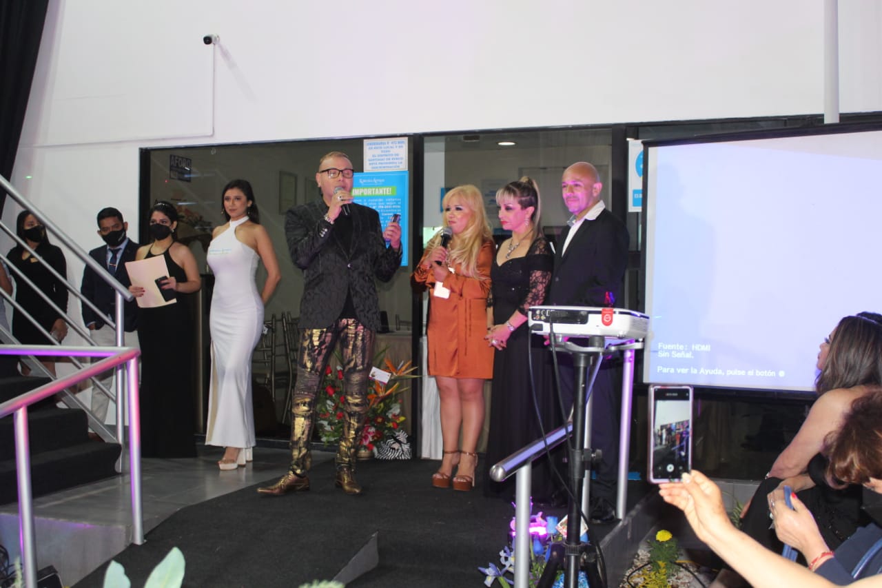 Belleza y moda en el 24 aniversario de la clínica Kalieska Arroyo