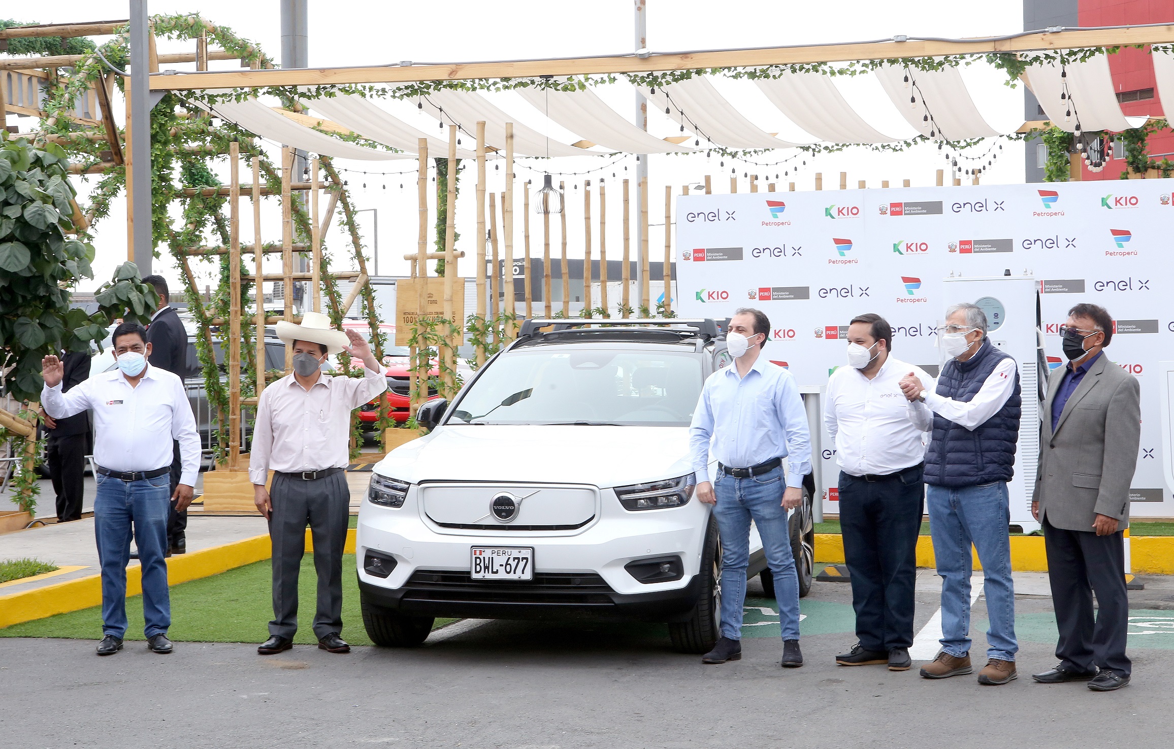 Presidente Pedro Castillo inaugura primera electrolinera de carga rápida del país instalada por ENEL X y Petroperú