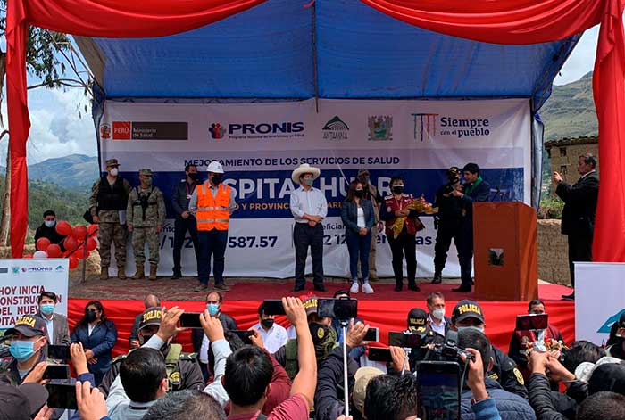 Presidente Castillo coloca la primera piedra para la construcción del nuevo hospital en Huari, a cargo de Antamina