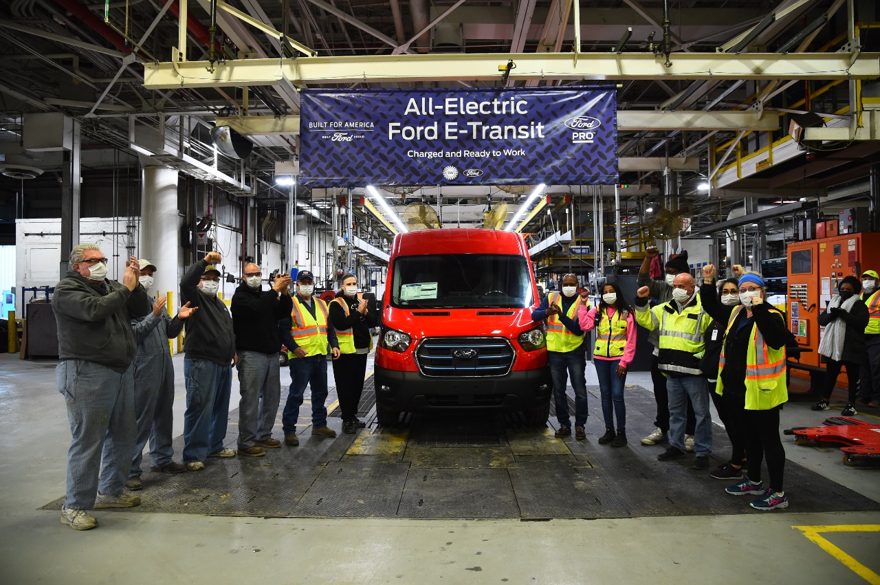 Ford inicia la entrega de E-Transit en Norteamérica y trabaja para incrementar la producción