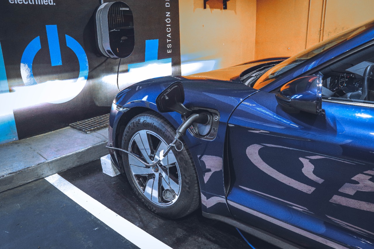 Larcomar inaugura su nueva hidrolinera de la mano con Porsche