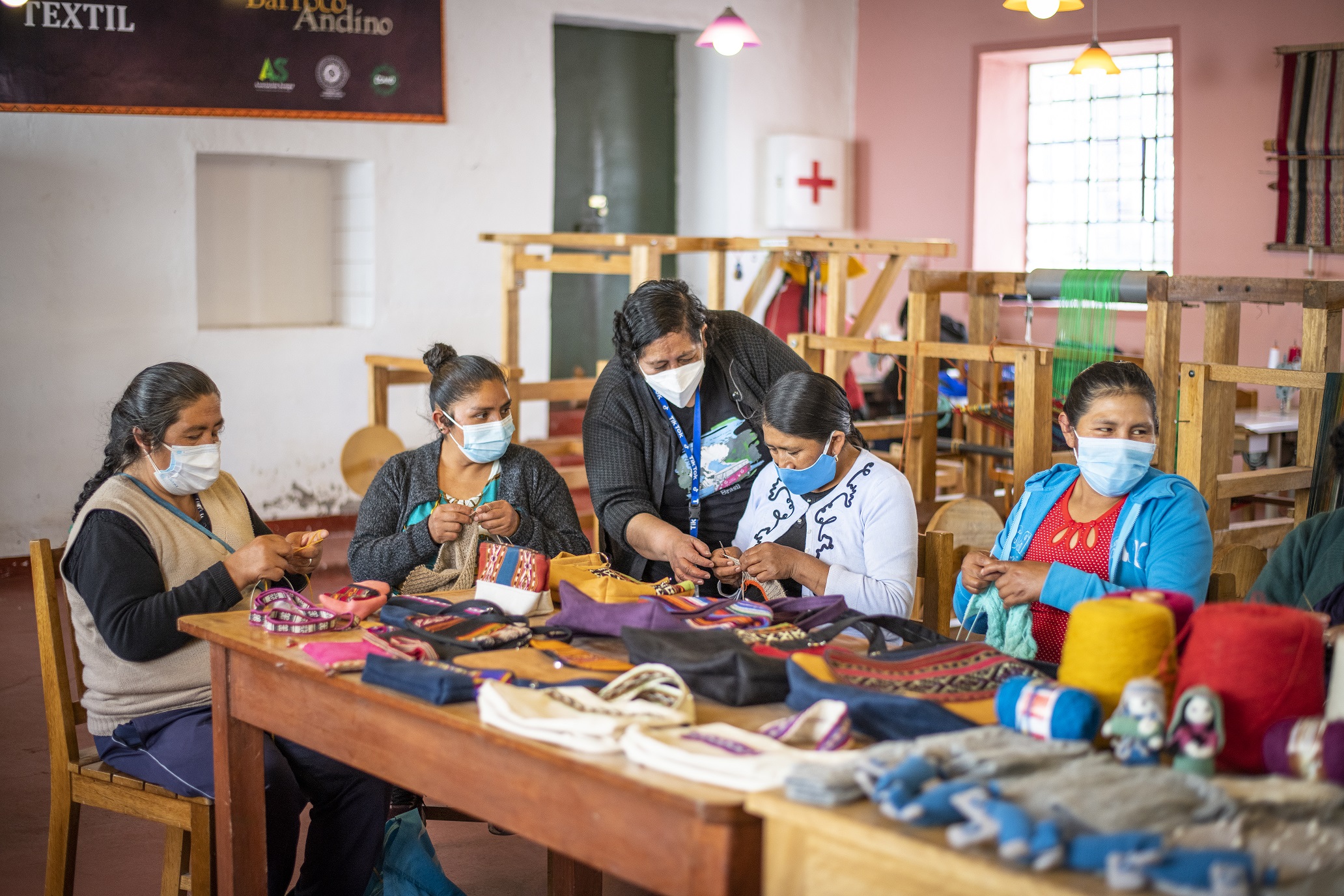 74% de mujeres artesanas del distrito de Andahuaylillas (Cusco) capacitadas por BanBif en emprendimiento e innovación incrementaron sus ingresos