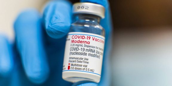 Vacuna de Moderna es una de las mejores del mundo y aplicación de doble dosis no representa mayor riesgo