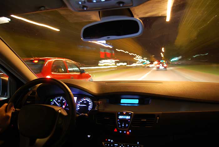 Viaja seguro: 6 consejos para conducir de noche