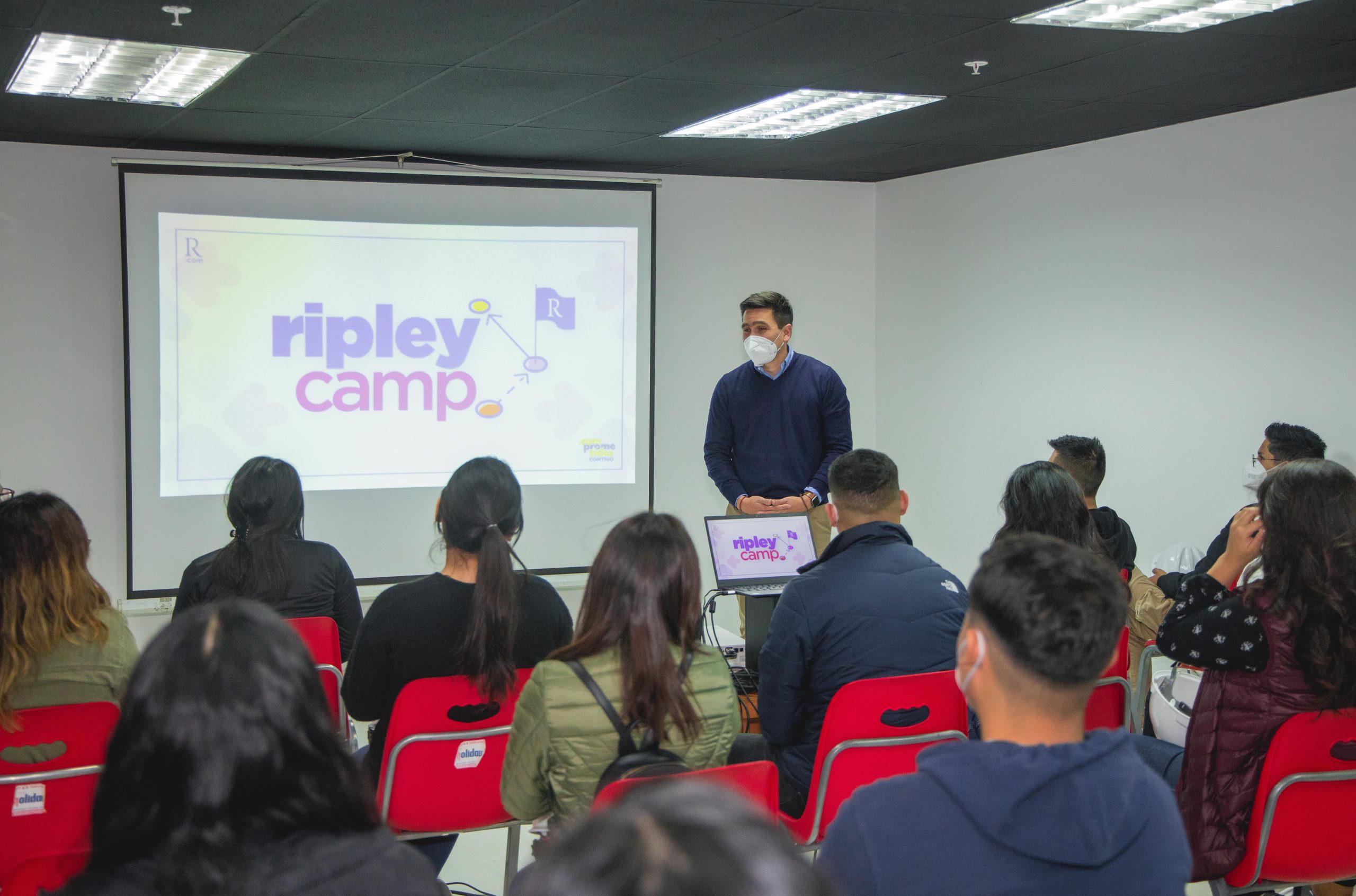 Contribuyendo al aprendizaje del talento joven en el centro de distribución de Ripley