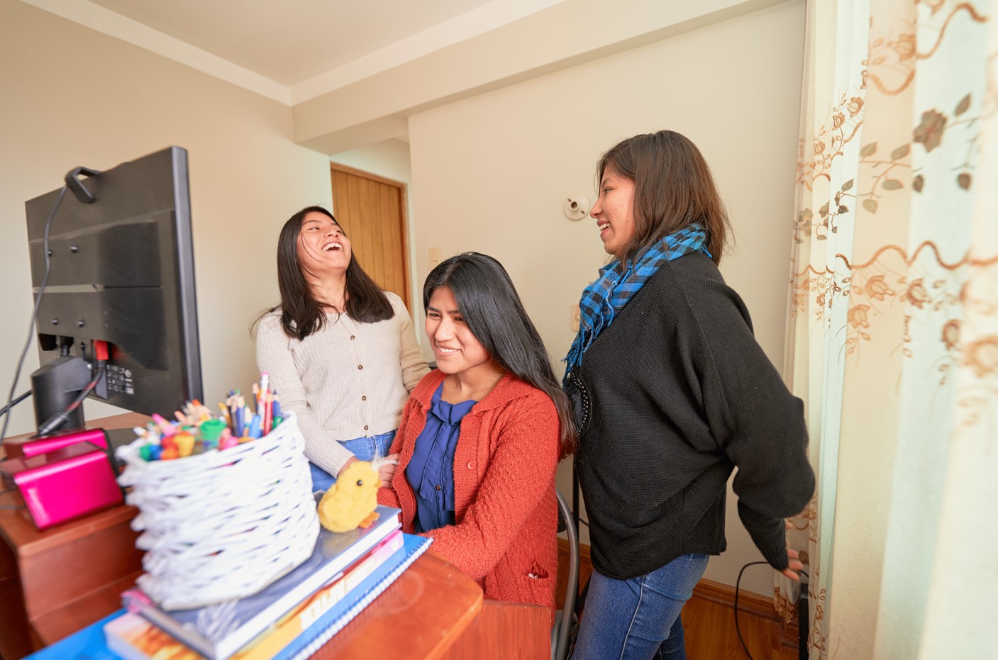 “Por una educación que da Esperanza”: La campaña que ayuda a que jóvenes egresadas de albergues se afirmen como profesionales