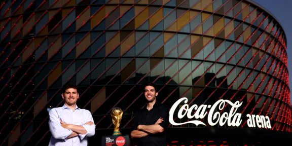 El tour del trofeo de la Copa Mundial de la FIFA, presentado por Coca-Cola, inicia su viaje global en Dubái