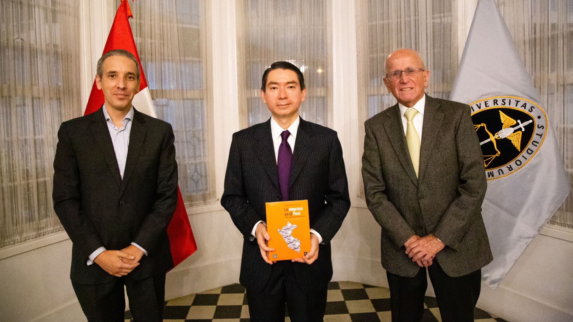 Economista de la Universidad de Piura presenta libro sobre la empresa en el Perú