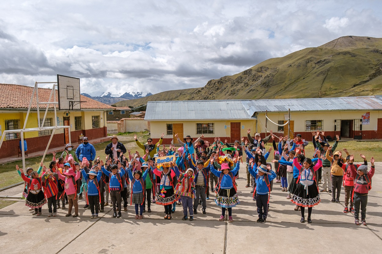 BanBif dona 400 mochilas con kits escolares para estudiantes de la provincia de Quispicanchi en Cusco