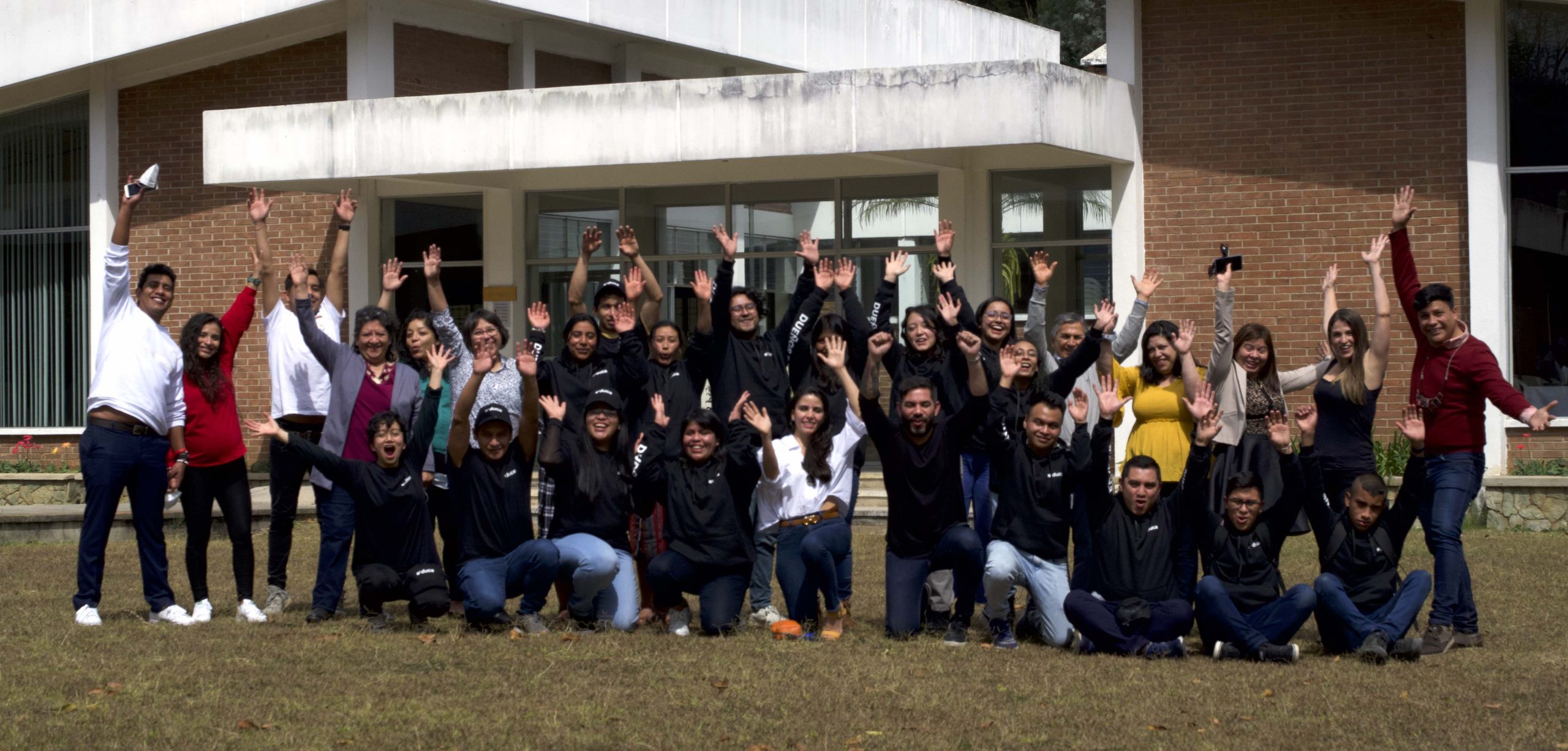 Oportunidad para jóvenes peruanos y migrantes: Becas para programadores y desarrolladores de software