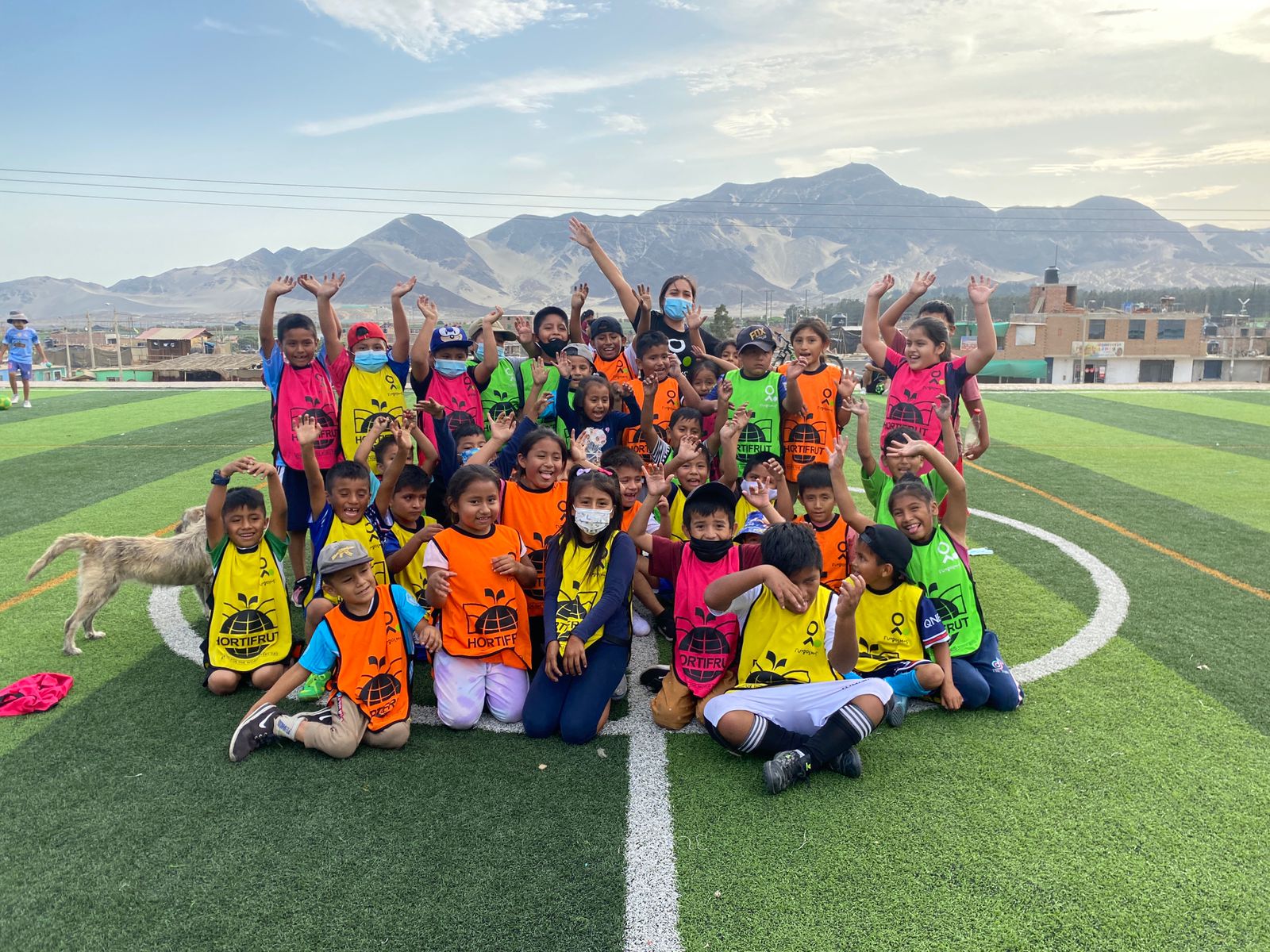 Más de 150 niños y niñas de familias del agro en Chao desarrollan sus habilidades físicas y sociales a través del programa “Futbol Más con Hortifrut”
