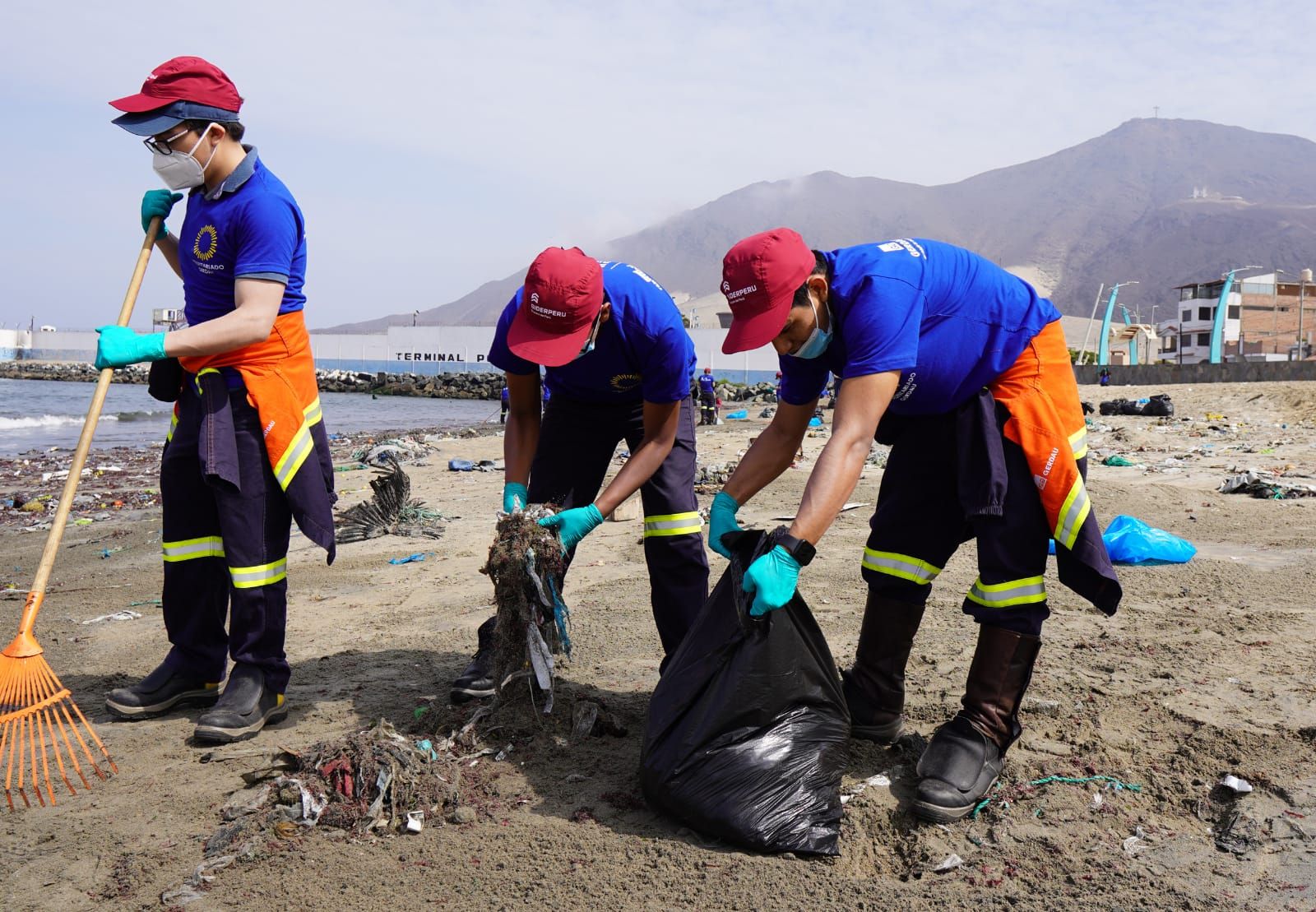 Colaboradores de SIDERPERU recolectan 3 toneladas de residuos en jornada de limpieza de la Bahía de Chimbote