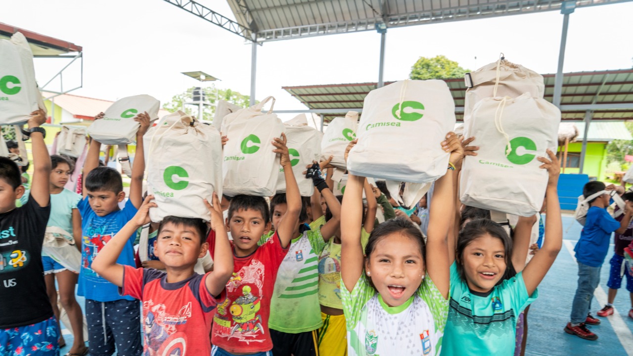 Camisea entregó 2,500 paquetes escolares a estudiantes y docentes en el Bajo Urubamba