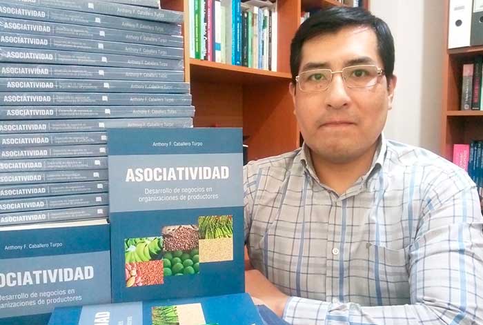 Ingeniero agrónomo publica libro sobre el éxito de la asociatividad