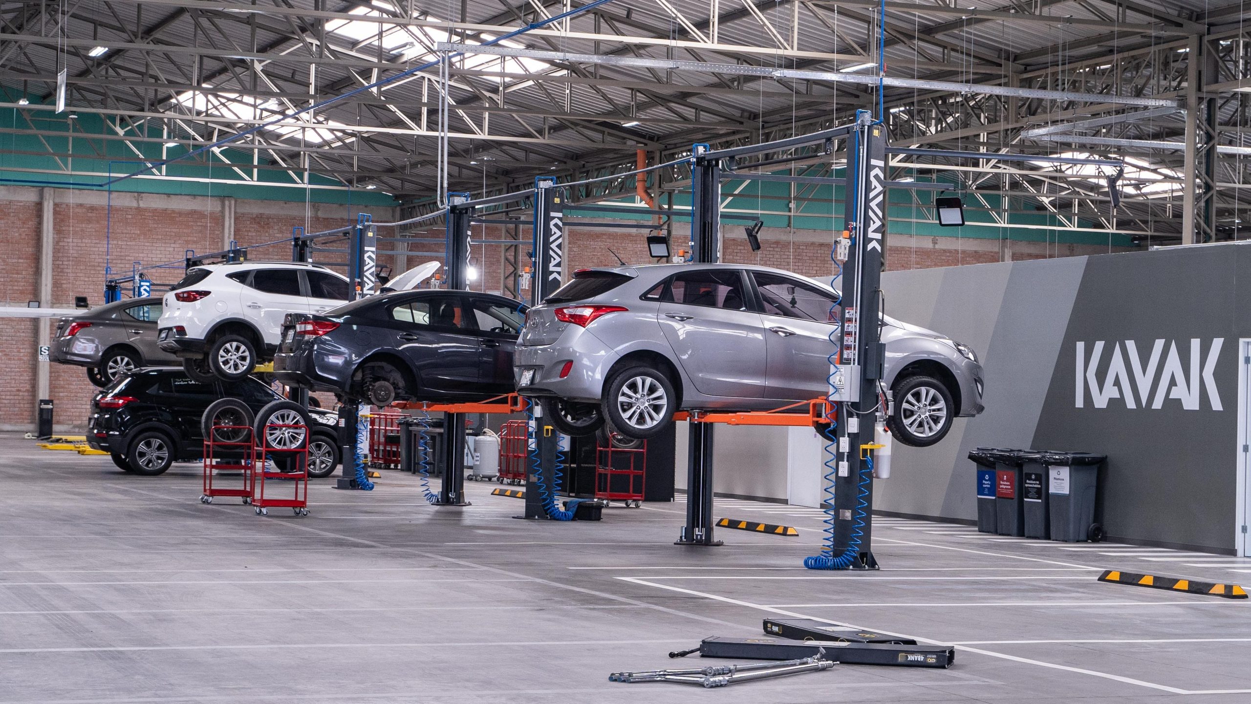 Kavak inaugura la primera planta de reacondicionamiento de carros seminuevos del Perú
