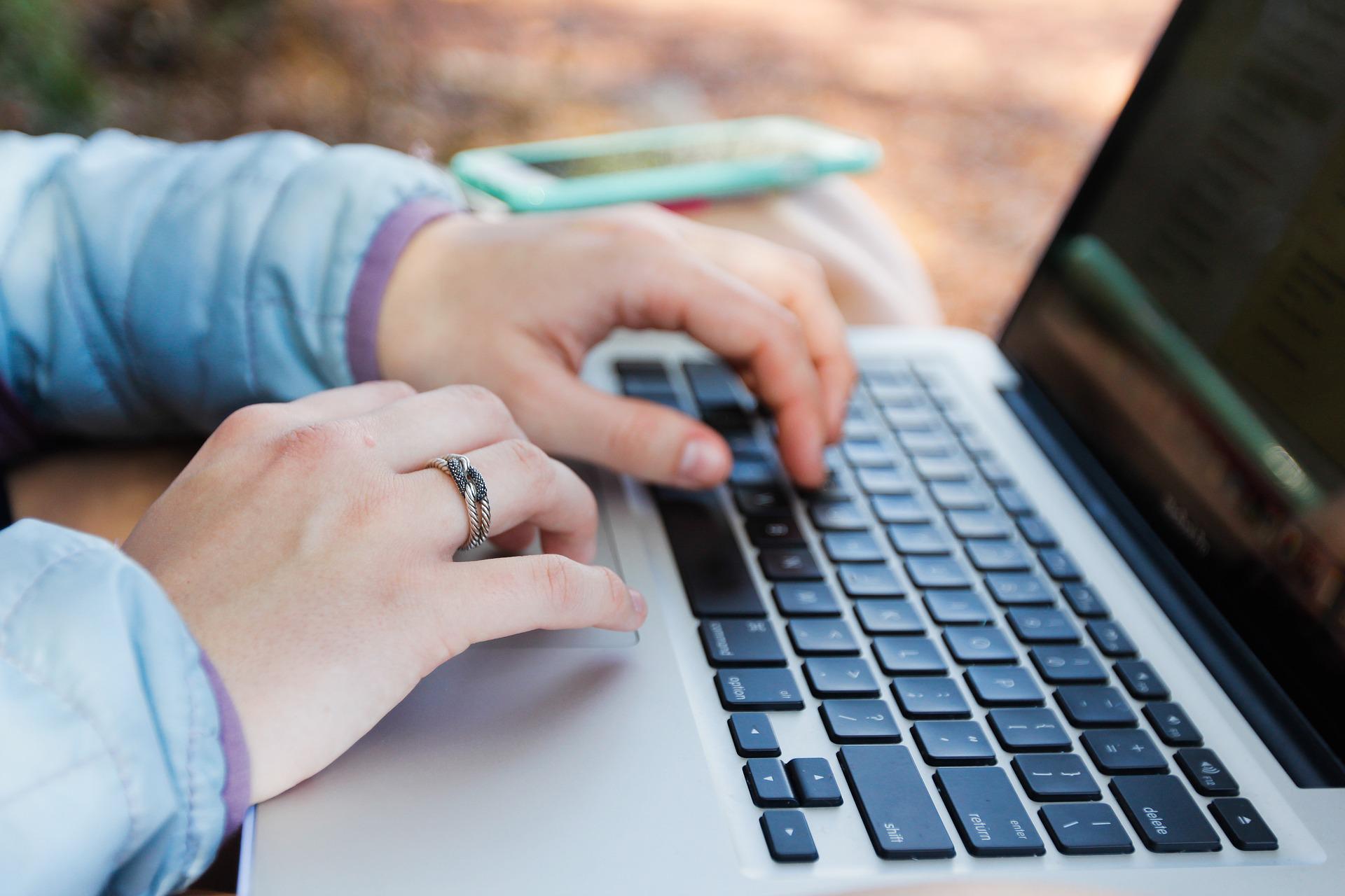 Internet es un bien de primera necesidad para limeñas