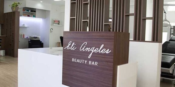Eli Angeles, la diseñadora de cejas de las famosas, celebra el primer aniversario de su beauty bar