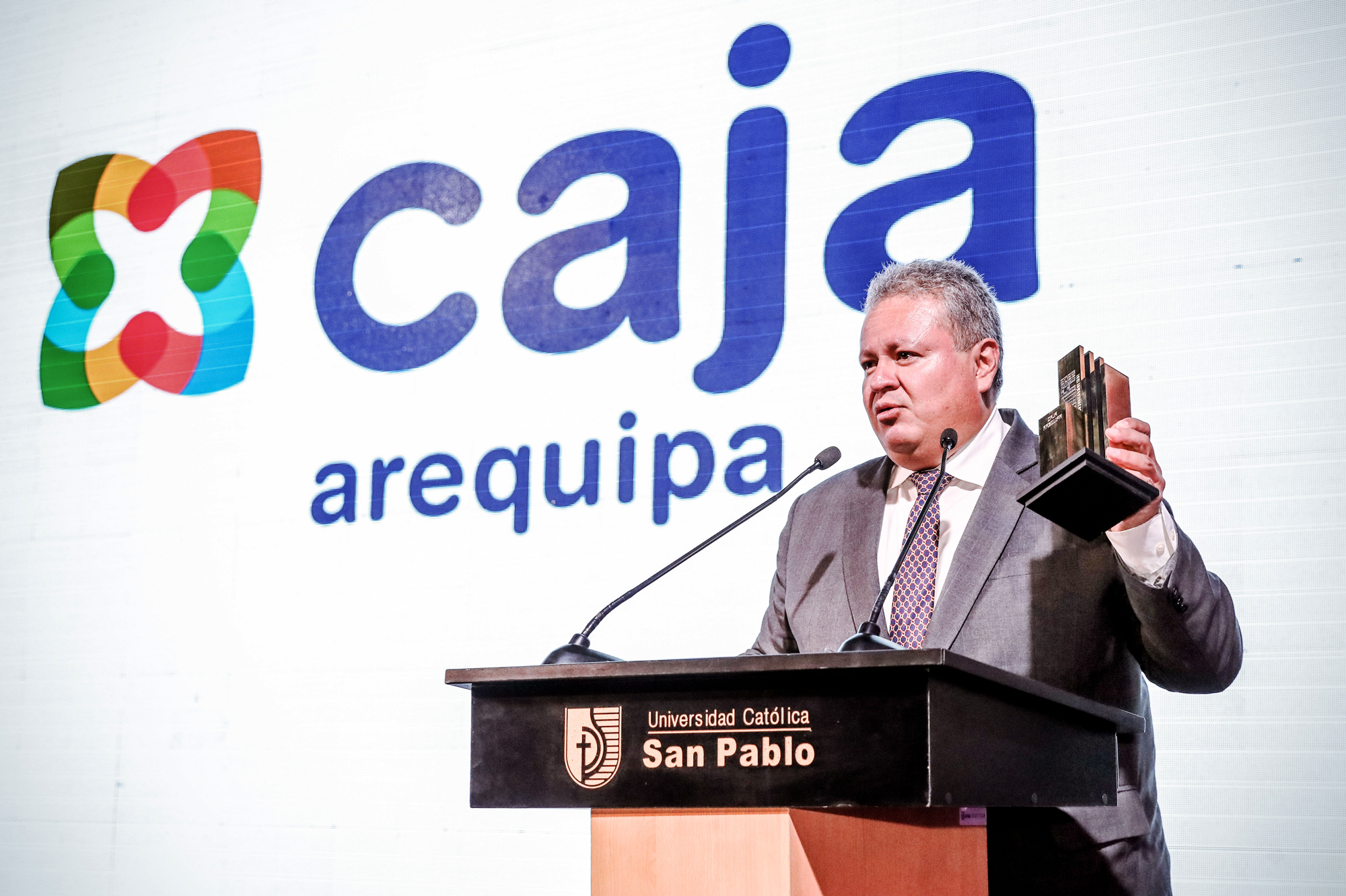 Caja Arequipa obtiene doble reconocimiento en Premio de las Empresas Más Admiradas 2022
