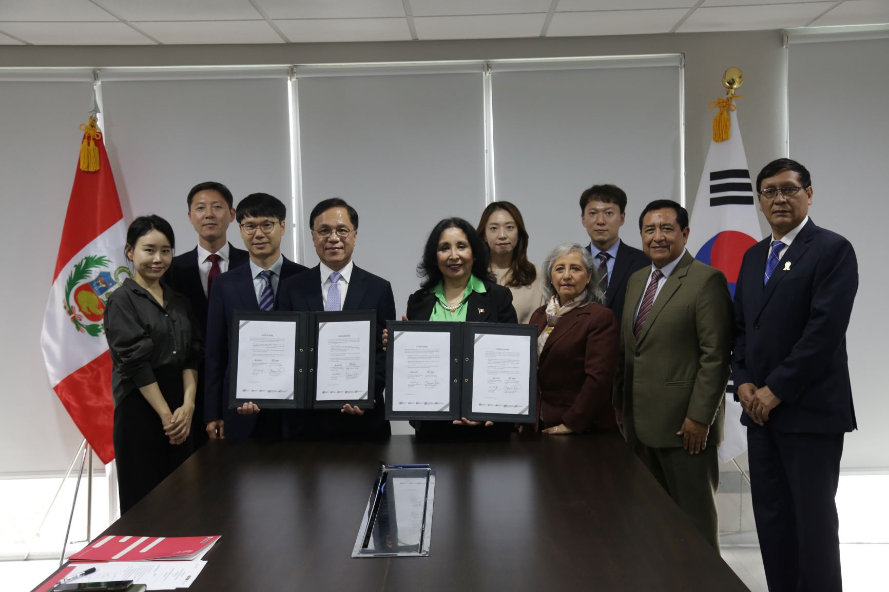 Perú y Corea suscriben acuerdo de cooperación técnica para impulsar estándares en la industria textil