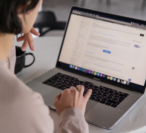 Para conocer el costo de estar “on-line”, búscate en línea
