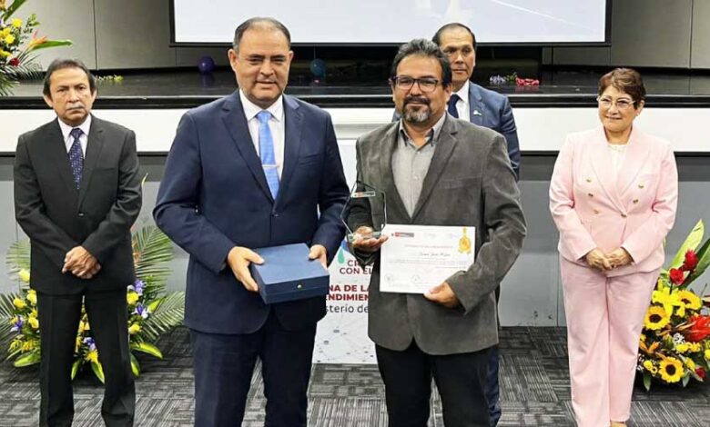 Director del Instituto de Energías Renovables y proyecto de investigación de la UTP fueron reconocidos en la ceremonia de premiación “Los mejores innovadores e investigadores del Bicentenario”