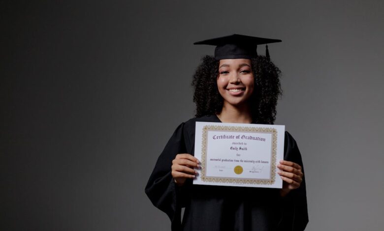 Falsificación, suplantación y doxing: los peligros de publicar diplomas en LinkedIn