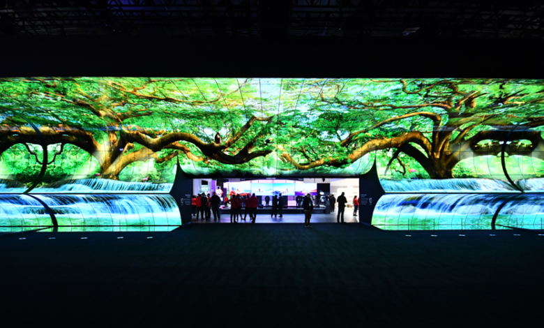 LG dio la bienvenida a los usuarios del CES con un panel conformado por 260 pantallas flexibles