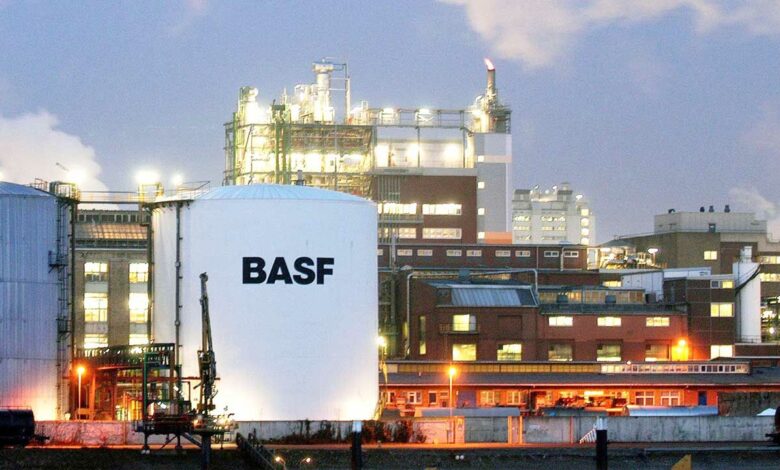 BASF muestra su resiliencia dentro de un entorno de mercado difícil y aplica medidas para reforzar la competitividad
