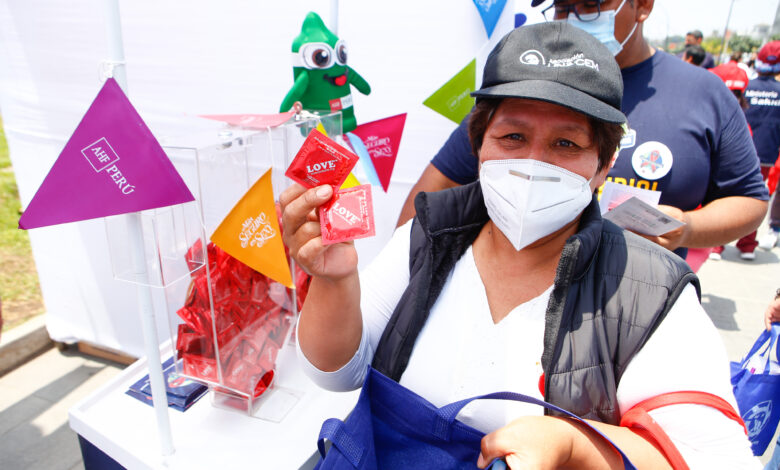 El 56% de jóvenes peruanos no usa condón debido a que no lleva consigo preservativos, revela encuesta