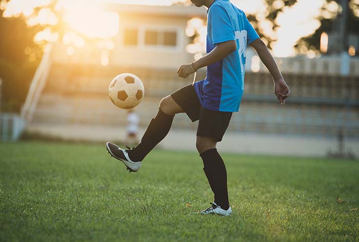 ¿Jugar fútbol ayuda a controlar el peso?: Mitos y verdades sobre la práctica de este deporte
