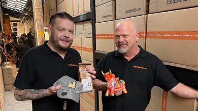 Personajes de “El Precio de la Historia” recibieron productos de emprendedores peruanos durante su visita a Chile